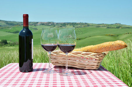 户外农场桌上的葡萄酒图片