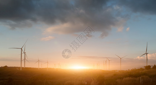 日落时风力发电机图片