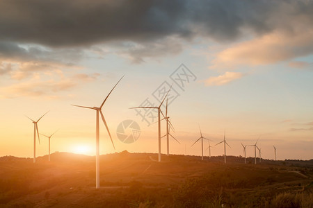 日落余晖下的风力发电机图片