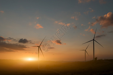 日落余晖下的风力发电机图片