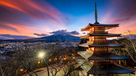 暮山梨深夜与日本的赤野红塔富士山背景美福田日本亚马纳希白色的图片