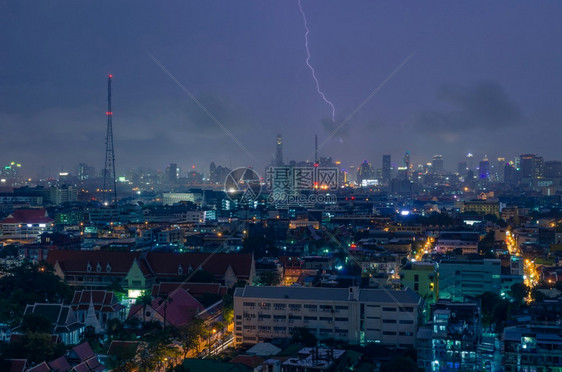 黑色的曼谷市下雨和雷电暴夜闪风之天气闪光图片