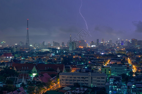 霹雳曼谷市下雨和雷电暴夜闪风之晚建筑学图片