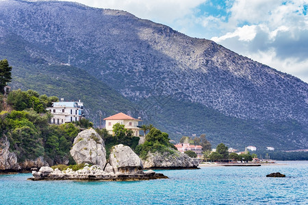 树木位于希腊海的岩石和山峰建筑物农村图片