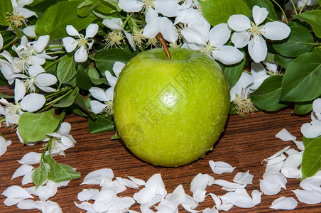 花瓣和树叶生的自然苹果树实新鲜食用可作为品和饮料的原美丽背景