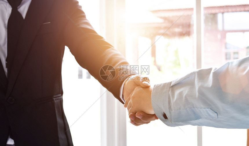 女商人或者合伙和女手握与合作伙伴握手成功介绍伙伴关系欢迎或感谢谈判商业概念图片