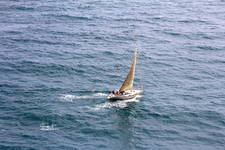 冒险全体人员海洋乘船游艇在海上有丰富多彩的航行图片