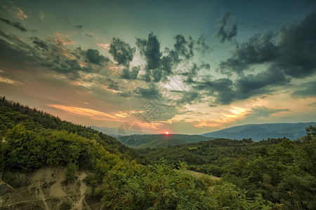 保加利亚里拉山大日落的景象保加利亚山地风景优美黎明树图片