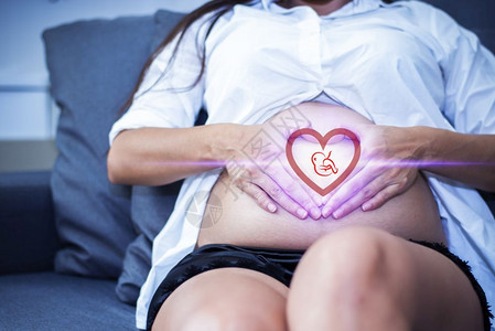以婴儿心脏形状新生儿和家庭概念新生儿和家庭概念为婴儿插图的孕妇保健主题美丽的裙子沙发图片