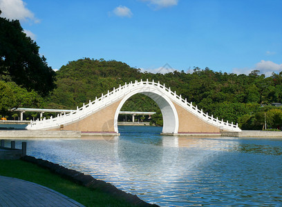 达胡公园北Neihu区DaHu公园的月亮大桥以其型风景湖闻名花园现代的平静图片