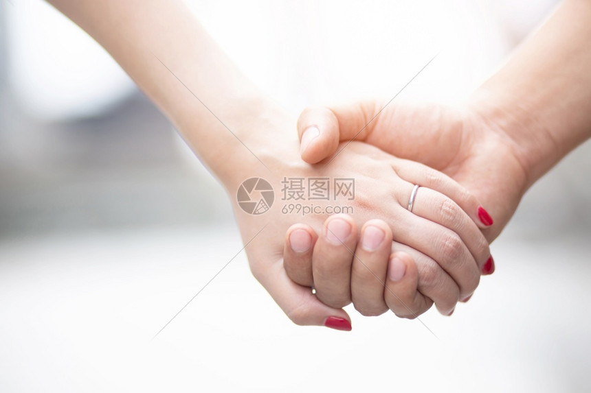 爱女情人节当天侣们握手求婚喜悦图片