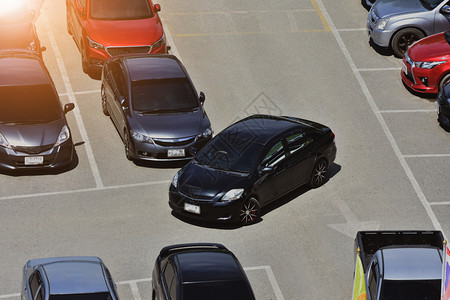 运输驾驶车辆汽停泊在场的行和用于每日旅的道路上小客车座图片