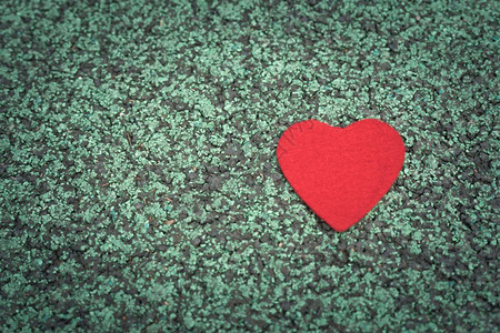 心爱礼物草绿色行走路径上红心带有复制空间背景图片