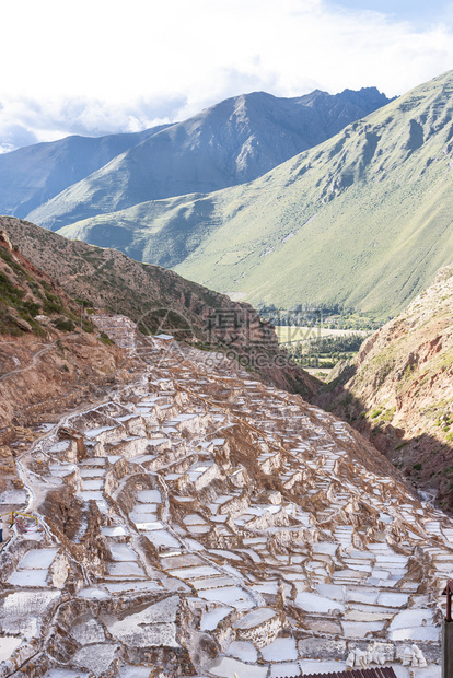 盐场蒸发秘鲁圣谷马拉斯的盐矿梯田山图片