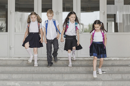 儿童走上学校步户外孩子们现代的图片