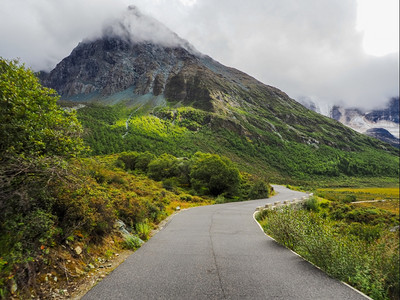 绵延到大山深处的道路图片