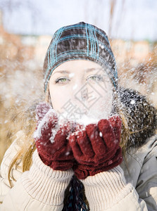 雪花有关自然背景的青年妇女肖像美丽的冷冻图片