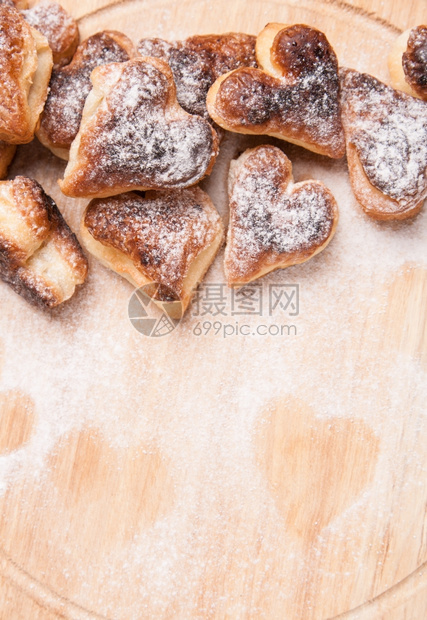 食物芯片甜点木制板上含糖粉的碎糊糕饼面包红心图片