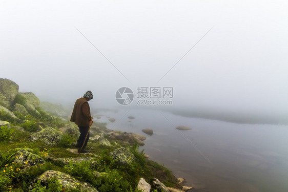 天空在雾中站湖边的老头子河男图片