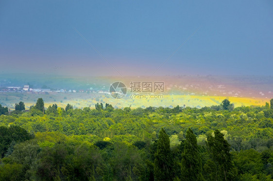 景观绿色树上的自然彩虹夏季城市风景农村户外图片