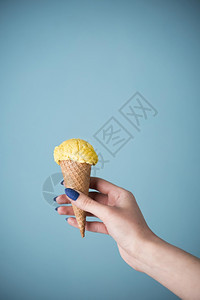 滴手握着美味的冰淇淋锥冷冻清爽图片