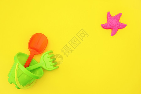 用于沙盒或黄色背景滩上的夏季游戏多彩姿儿童玩具带有复制空间用于文本或设计的顶视图平躺概念模板具有创造力的游戏时间图片