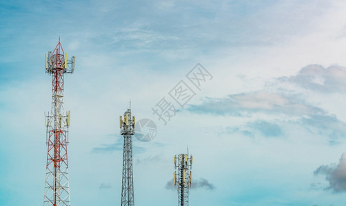 蓝色的4克使用天和白云的电信塔蓝色天空上的线无电台和卫星极通信技术工业移动或电信4g网络TechnoteC全球的图片