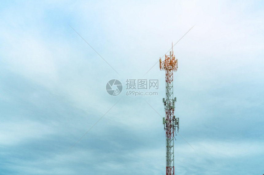 工业的沟通数字使用蓝天和白云的电信塔蓝色天空上的线无电台和卫星极通信技术工业移动或电信4g网络TechnoteC图片