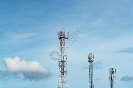 收音机使用蓝天和白云的电信塔蓝色天空上的线无电台和卫星极通信技术工业移动或电信4g网络TechnoteC车站工程图片