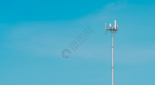 蓝天清楚的电信塔蓝天线无电和卫星杆通信技术电行业移动或电信4g网络提供者传送蓝色的图片