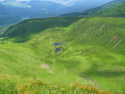 农业传统的家喀尔巴阡山脉谷地的区湖泊位于喀尔巴阡山脉谷地的喀尔巴阡山脉两座湖和农村小屋在乌克兰夏季日Carpathian两座山湖图片