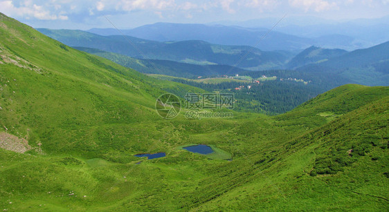 喀尔巴阡山两湖和农村小屋位于喀尔巴阡山谷谷乌克兰区湖泊位于喀尔巴阡山谷夏日亮光照人活的风景优美森林图片