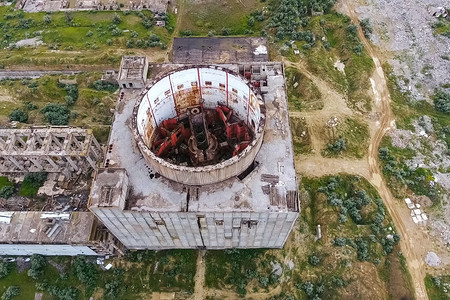 破坏活力旧被废弃的未完成核电厂和的核电厂金属图片