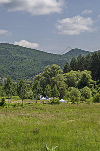 露营受欢迎的保加利亚Pasarel村附近的Lozen山带有帐篷桌子椅横幅和在竞争领域的位置夏季公共bivouac走图片
