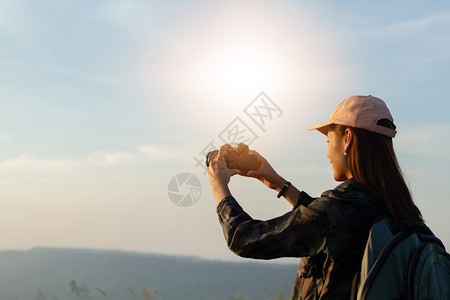 女人徒步旅行拍摄影图片