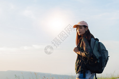 自然夏天亚洲青年女与朋友背包一起徒步旅行同寻找在路边拍摄影相机看喜乐享受节日概念旅行时间较慢期待快乐朋友们图片