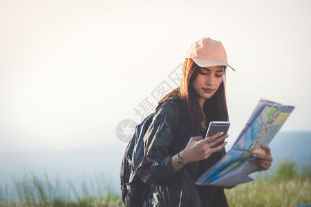 放松活动亚洲青年女与朋友背包一起徒步旅行同寻找在路边拍摄影相机看喜乐享受节日概念旅行时间较慢期待快乐旅游图片