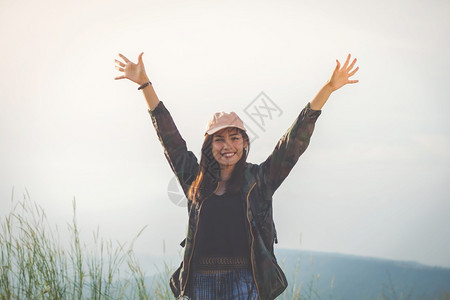 亚洲青年女与朋友背包一起徒步旅行同寻找在路边拍摄影相机看喜乐享受节日概念旅行时间较慢期待快乐跋涉人们游客图片