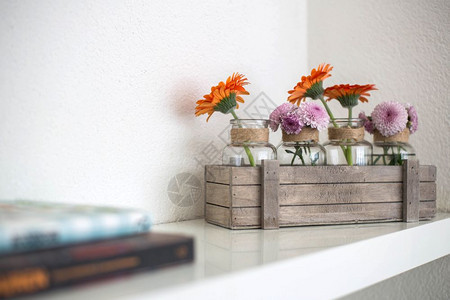 优质的外部白色架子上带橙和粉花朵的木箱白色背景现代设计客厅白色架子上带橙和粉花朵的木箱现代设计图片