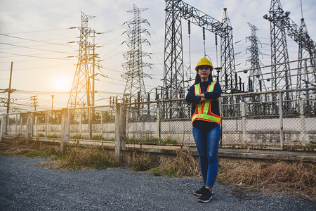 力量车站检查员妇女在发电厂气系统背景上保持与电厂力系统联的工程妇女长期通信图片