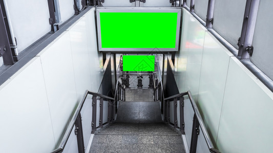 海报空绿色广告牌准备在天文火车站楼梯室外的上为客户信息服务提供新的广告商业营销概念空白绿色广告牌盒子小样图片
