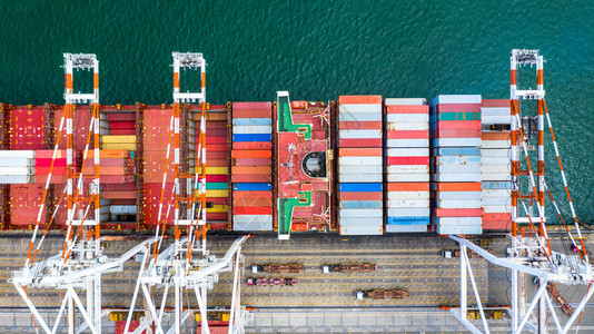 集装箱船舶在港口货空中最顶视观集装箱船舶在商业进口出运输中行出口运输物流行业海上贮存图片