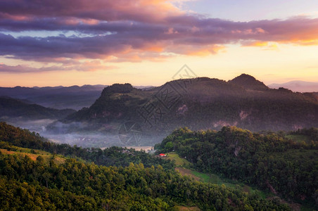寒冷的全景小屋晨间有雾的避风室班雅宝观摩光孙包日本博BaanJABO是泰国山地和清晨雾中最惊人的薄之一建造风景图片