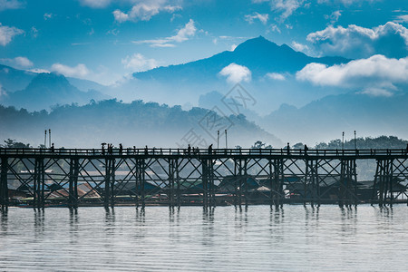 在泰国的美丽天空山和MONBRIDGE上方有美丽的山峰在后边是美丽的天空山和MONBRIDGE日落老的云图片