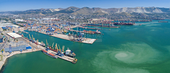 拉普捷夫Novorossiysk港口起重机集装箱和货船国际海港的全景空中观察建造天线图片