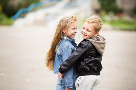 朋友们城市风格的儿童的肖像两个快乐的孩子男女兄弟和姐妹拥抱学校假期的拥抱概念第一个孩子的爱脸时髦图片