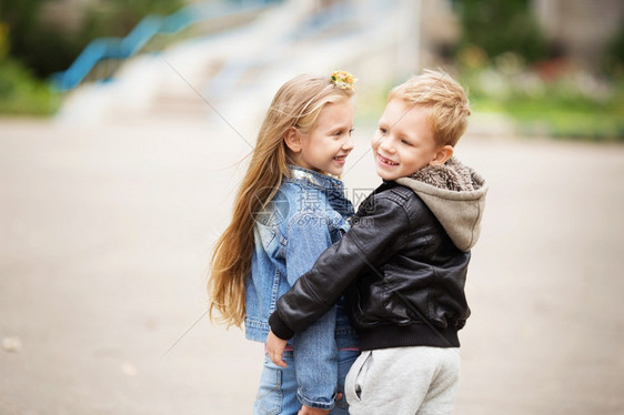 朋友们城市风格的儿童的肖像两个快乐的孩子男女兄弟和姐妹拥抱学校假期的拥抱概念第一个孩子的爱脸时髦图片
