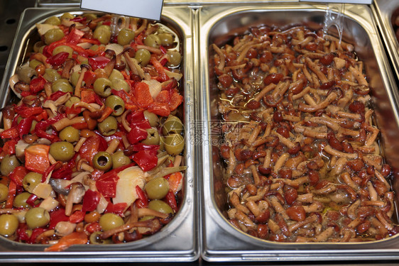 各种油渍蔬菜餐厅金属碗内的腌制蔬菜开胃夏南瓜饮食图片
