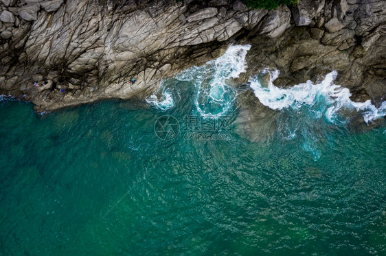 风景优美结石无人驾驶飞机对泰国普吉岛海浪撞击岩石和小渔夫的空中最高视线美丽的图片