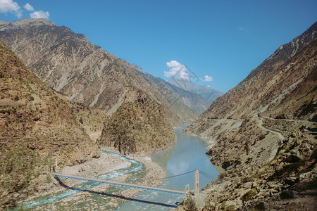 冒险从喀喇昆仑公路看巴基斯坦农村山区的印度河景观桥图片